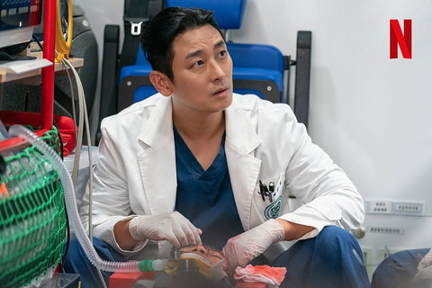 Dokter Drakor “Soft Spoken” yang Bikin Mental Ciut, Tegasnya Nggak Main-main