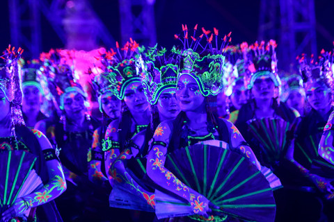Foto 1.300 Penari Tampil Glow In The Dark di Banyuwangi di Banyuwangi