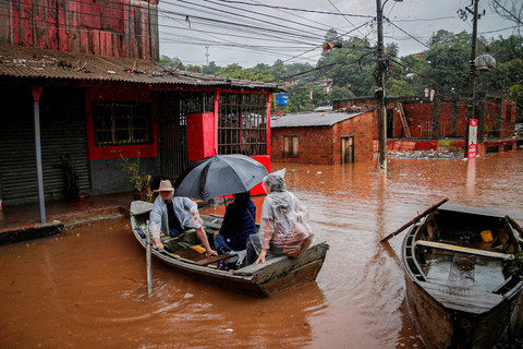 Foto Banjir Sungai Parana Rendam Ribuan Rumah di Paraguay