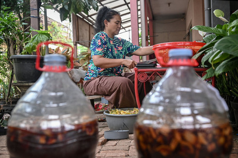 Foto Dari Kulit Buah Menjadi Ekoenzim, Upaya Anantasari Kurangi Sampah