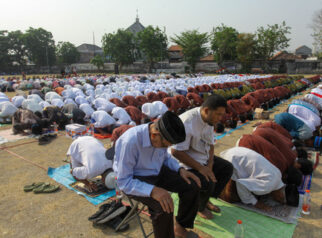 Foto Karhutla Kian Parah, Warga Gelar Salat Meminta Hujan di Surabaya
