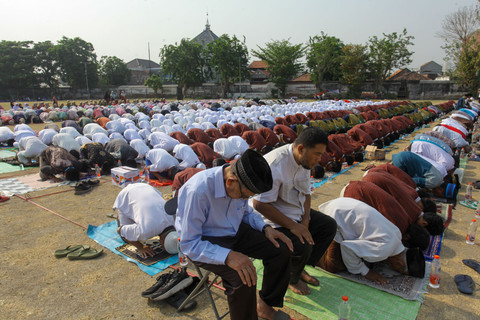 Foto Karhutla Kian Parah, Warga Gelar Salat Meminta Hujan di Surabaya