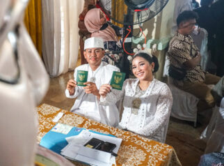 Foto Senyum Merekah dari Mereka yang Nikah Bersama di Pondok Bambu