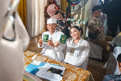 Foto Senyum Merekah dari Mereka yang Nikah Bersama di Pondok Bambu