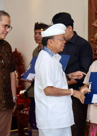 Gubernur Koster Dukung Pelestarian Seni dan Budaya Bali dengan Penyerahan CSR St Regis