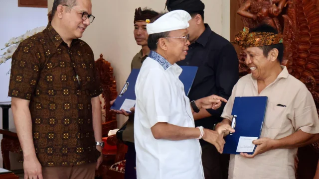 Gubernur Koster Dukung Pelestarian Seni dan Budaya Bali dengan Penyerahan CSR St Regis