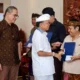 Gubernur Koster Dukung Pelestarian Seni dan Budaya Bali dengan Penyerahan CSR St Regis