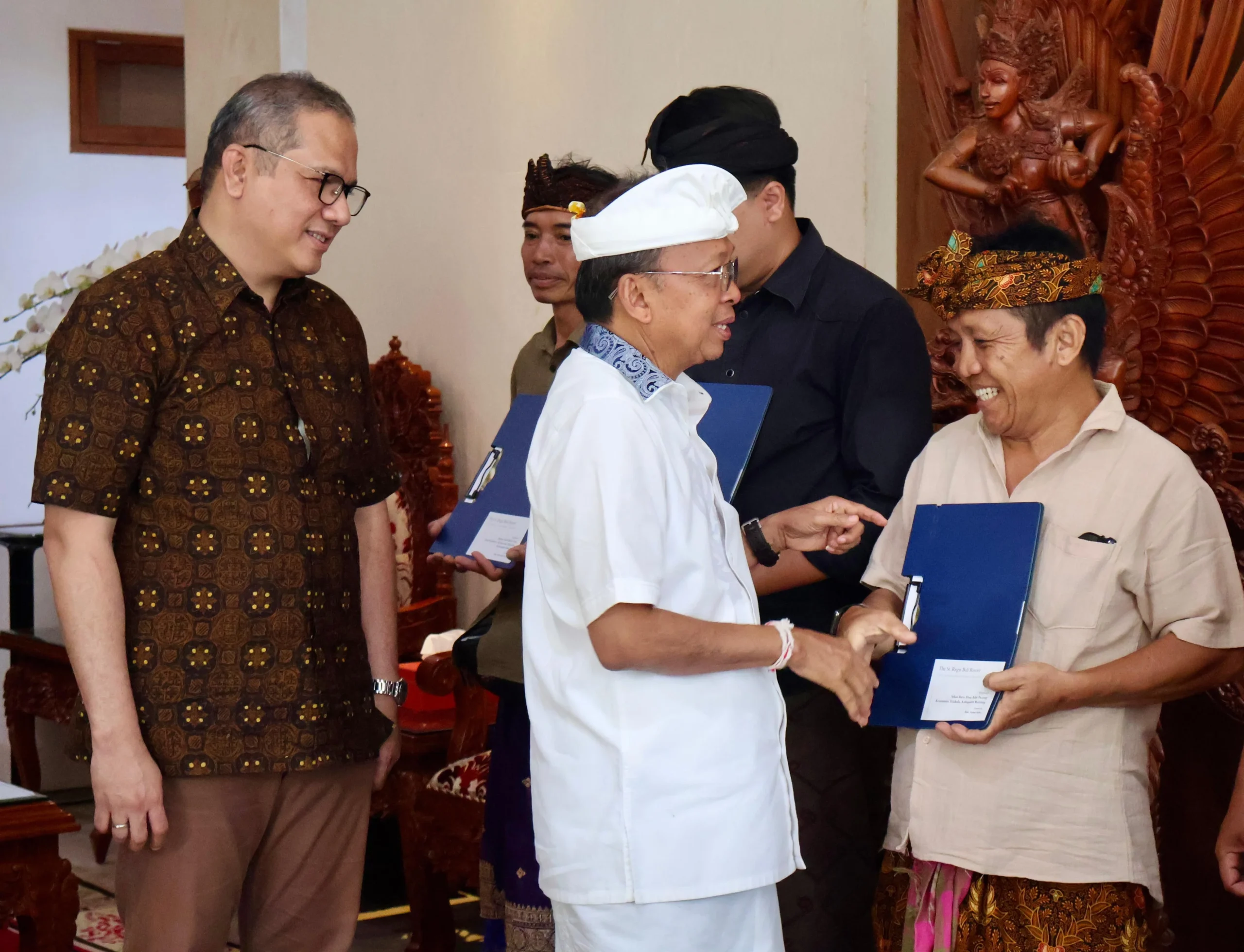 Gubernur Koster Dukung Pelestarian Seni dan Budaya Bali dengan Penyerahan CSR St Regis