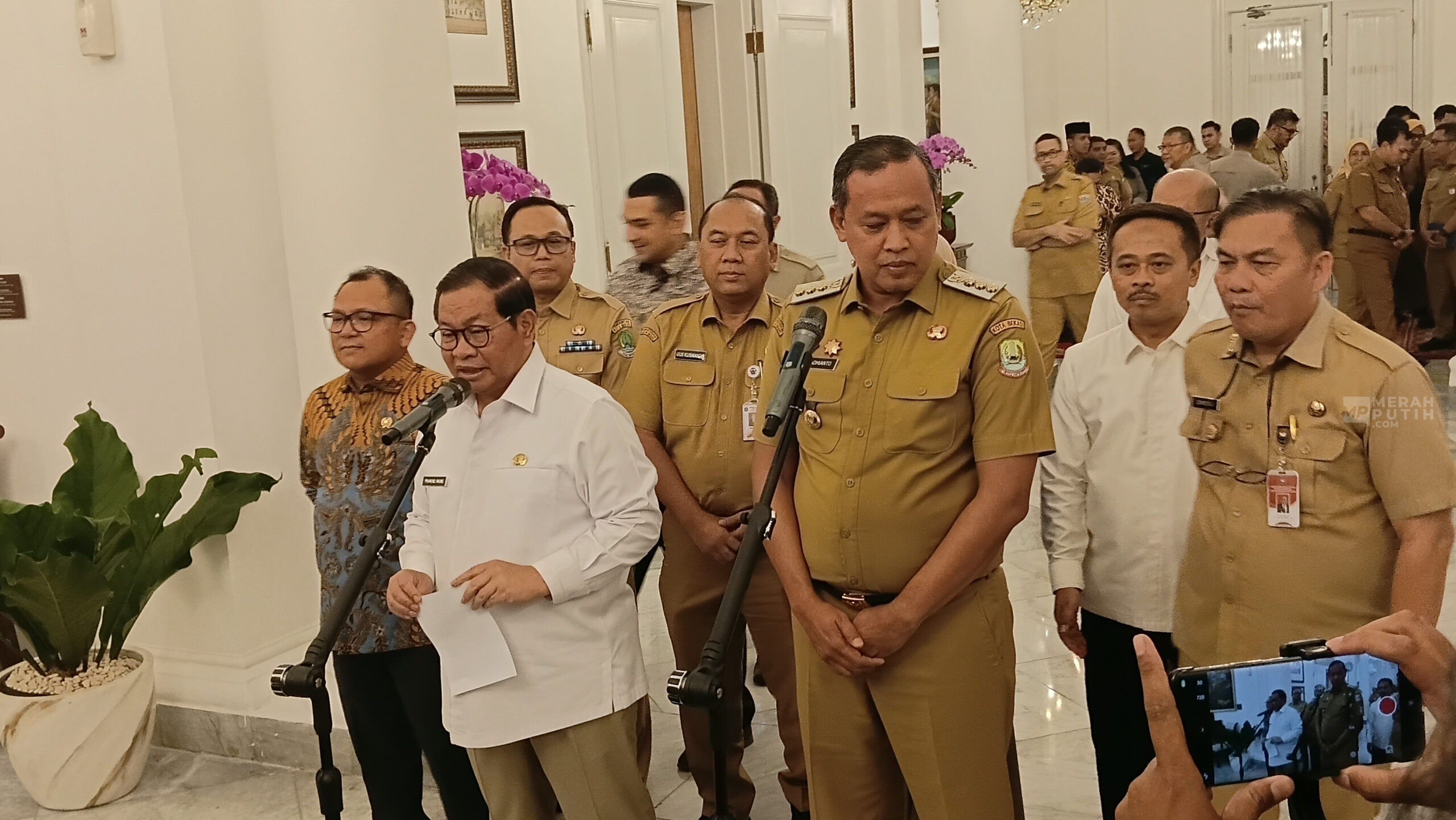 Gubernur Pramono Sentil Wali Kota Bekasi Tak Kunjung Bangun Halte Transjabodetabek