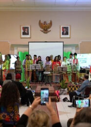 Hari Batik Nasional, KBRI Ottawa Pamerkan 12 Kain Pusaka Nusantara di Kanada