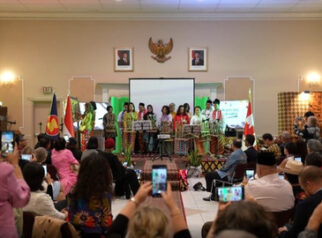 Hari Batik Nasional, KBRI Ottawa Pamerkan 12 Kain Pusaka Nusantara di Kanada