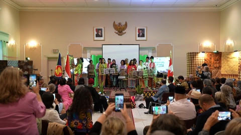 Hari Batik Nasional, KBRI Ottawa Pamerkan 12 Kain Pusaka Nusantara di Kanada