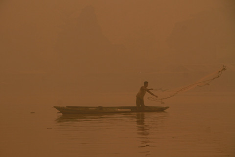 Kabut Asap Karhutla Menyelimuti Jalanan dan Sungai di Palangka Raya