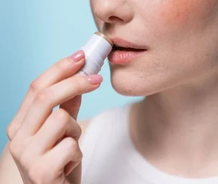 Kesalahan yang Sering Dilakukan Saat Memakai Lip Balm