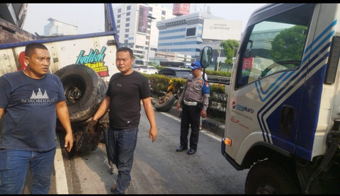 Konten IG 4 Kali dalam 10 Hari, Kendaraan Tabrak Separator TJ Koridor 9