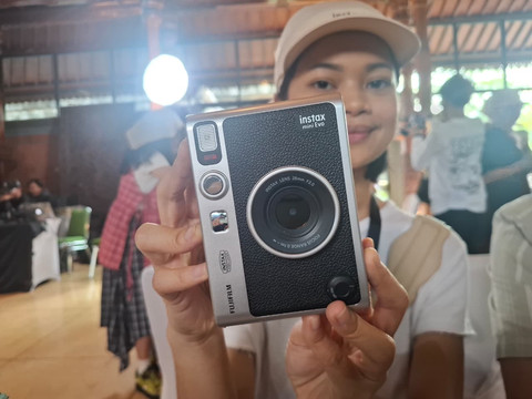 Menjelajahi Keberagaman Budaya TMII Melalui Fotografi Instax