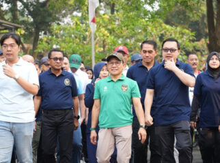 Menko PM dan Dirut BPJS Kesehatan Ajak Warga Hidup Sehat dan Dukung UMKM di Bekasi