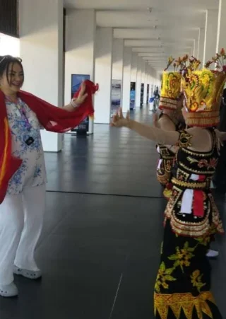 Meriahkan Gandrung Sewu, Penumpang Pesawat dan Kereta Api di Banyuwangi Disambut Tari Gandrung di Banyuwangi