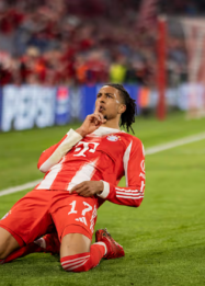 Olise Menggila Saat Bayern Bungkam Freiburg 3-1, Dortmund Serahkan Puncak Klasemen ke Die Roten
