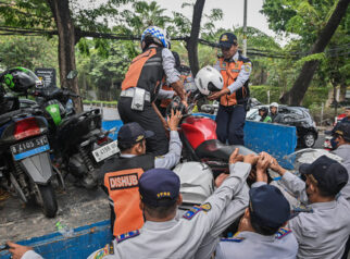 Petugas Angkut Motor Parkir Sembarangan di Gandaria Jaksel untuk Kelancaran Lalu Lintas