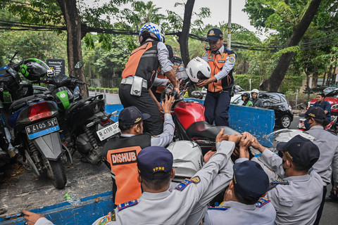 Petugas Angkut Motor Parkir Sembarangan di Gandaria Jaksel untuk Kelancaran Lalu Lintas