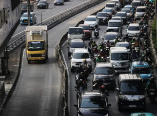 Polemik Jalur Koridor 9 Transjakarta: Gangguan Berulang Akibat Tabrakan Separator