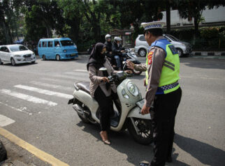 Polisi Gelar Operasi Patuh Mulai Besok, Sasar Pengendara Main HP-Lawan Arus