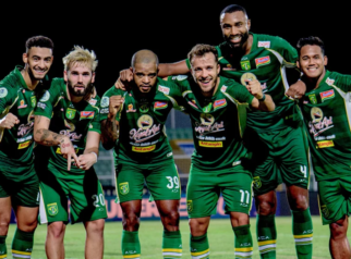 Prediksi Persebaya vs Madura United: Analisis Panasnya Derby Suramadu, Bajul Ijo Siap Terkam Sape Kerrab