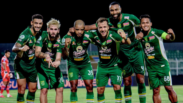 Prediksi Persebaya vs Madura United: Analisis Panasnya Derby Suramadu, Bajul Ijo Siap Terkam Sape Kerrab