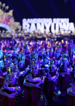 Puluhan Ribu Orang Saksikan Gandrung Sewu, Pemkab Mohon Maaf Belum Semua Bisa Nonton Langsung di Banyuwangi