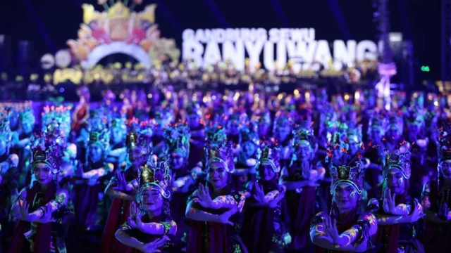Puluhan Ribu Orang Saksikan Gandrung Sewu, Pemkab Mohon Maaf Belum Semua Bisa Nonton Langsung di Banyuwangi