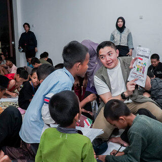 Suasana Hangat di Sekolah Rakyat Seskab Bernyanyi dan Antar Siswa Tidur
