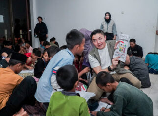 Suasana Hangat di Sekolah Rakyat Seskab Bernyanyi dan Antar Siswa Tidur