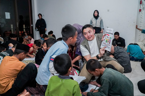 Suasana Hangat di Sekolah Rakyat Seskab Bernyanyi dan Antar Siswa Tidur