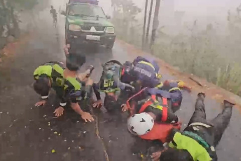 Sujud Syukur Relawan Karhutla di Banjar saat Hujan Turun Usai Hampir 5 Bulan