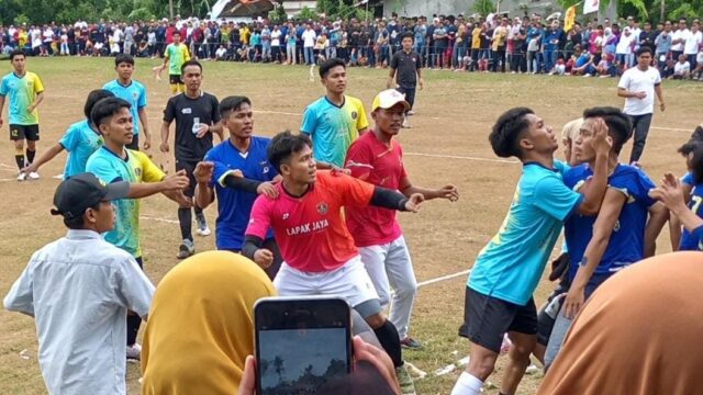 Suporter Tarkam di Kecamatan Cinangka Ricuh Saat Pertandingan Final Sepak Bola