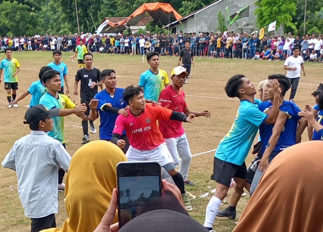 Suporter Tarkam di Kecamatan Cinangka Ricuh Saat Pertandingan Final Sepak Bola