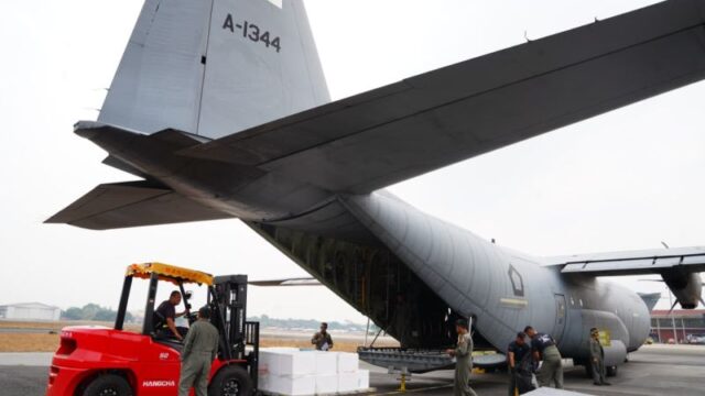 TNI Kerahkan 2 Hercules Sebar Dry Ice di Area Karhutla
