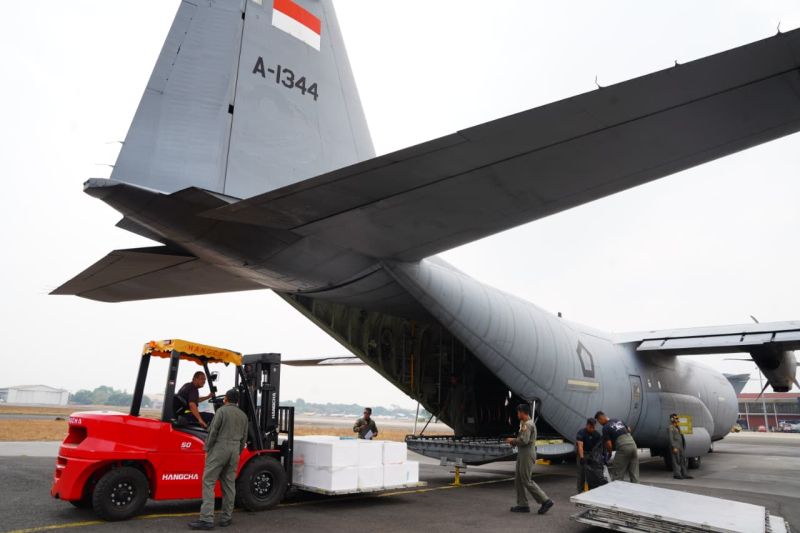 TNI Kerahkan 2 Hercules Sebar Dry Ice di Area Karhutla