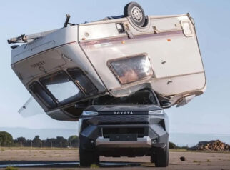 Toyota Uji Ketangguhan Hilux BEV dengan Cara Ekstrem, Dijatuhi Karavan