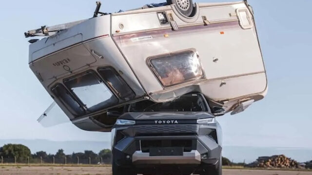 Toyota Uji Ketangguhan Hilux BEV dengan Cara Ekstrem, Dijatuhi Karavan