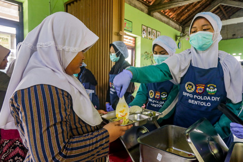 Uji Coba Program Makan Bergizi Gratis Prasmanan di Kulon Progo dan Batang