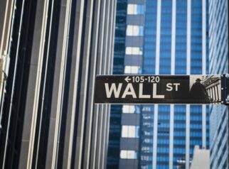 Wall Street Ditutup Menguat, Ekspektasi Kenaikan Suku Bunga Teredam