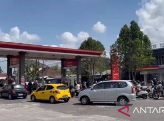 Warga Harus Antre Panjang Beli BBM, Pertamina Tambah Pasokan ke SPBU